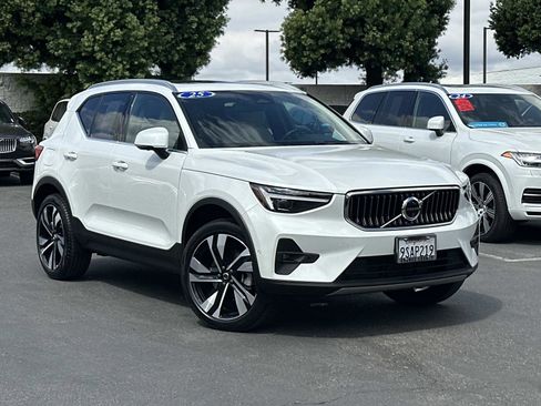 Certified 2025 Volvo XC40 B5 Ultra w/ Climate Package image 1