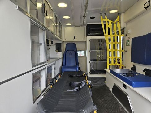 Used 2013 Ford F450 XLT w/ Ambulance Preparation Pkg RWD image 51
