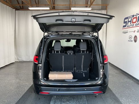 New 2025 Chrysler Pacifica Limited FWD image 7