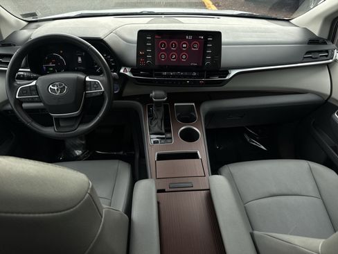 Used 2023 Toyota Sienna XLE FWD image 23