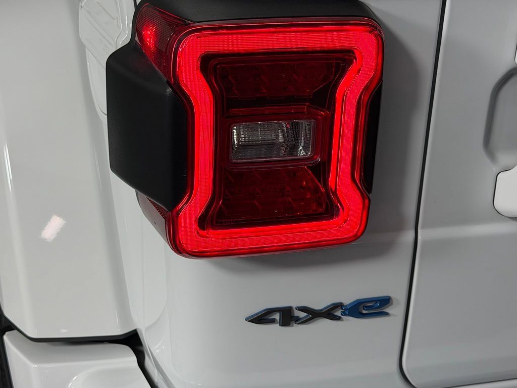 Certified 2023 Jeep Wrangler Unlimited Sahara AWD/4WD image 11