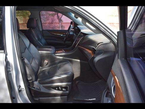 Used 2018 Cadillac Escalade ESV 2WD image 35
