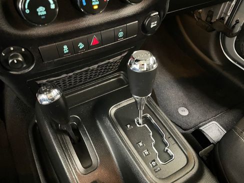 Used 2018 Jeep Wrangler Sahara w/ Connectivity Group AWD/4WD image 27