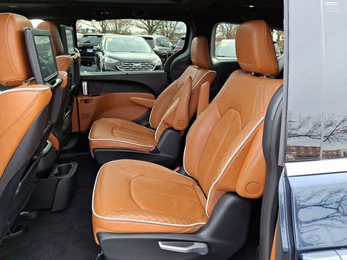 Used 2024 Chrysler Pacifica Pinnacle FWD image 10