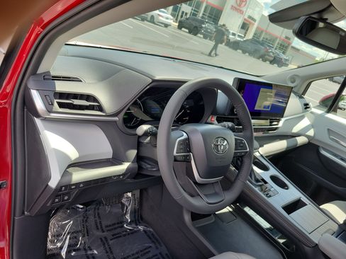 New 2026 Toyota Sienna XLE FWD image 19