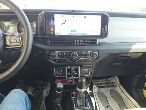 Used 2024 Jeep Wrangler Unlimited AWD/4WD image 23