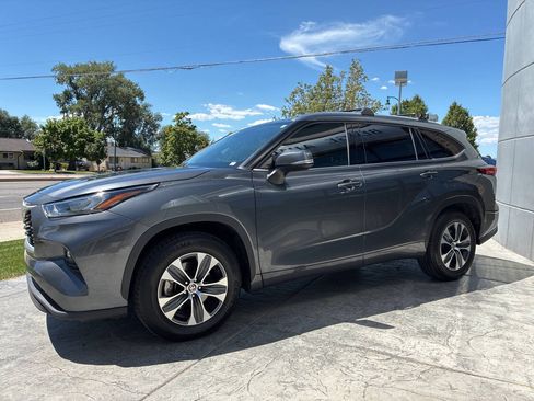 Used 2020 Toyota Highlander XLE FWD image 4