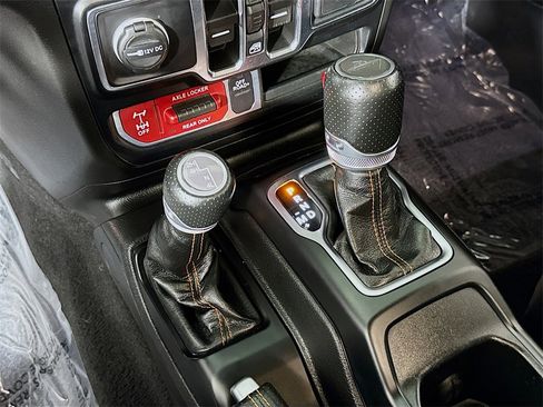 Used 2023 Jeep Gladiator Mojave w/ Cold Weather Group image 17