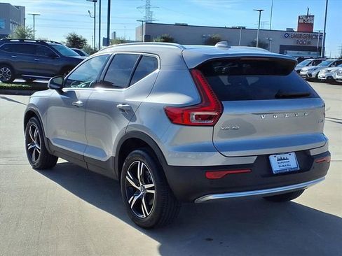 Used 2025 Volvo XC40 B5 Core AWD/4WD image 2