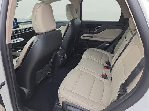 New 2026 Lincoln Corsair Premiere image 9