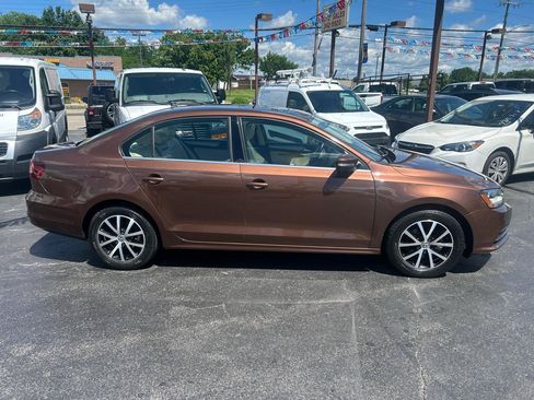 Used 2017 Volkswagen Jetta SE FWD image 4