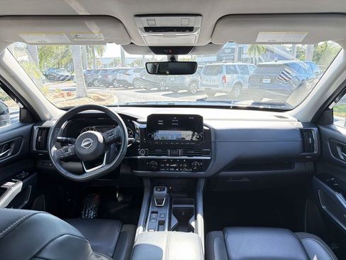 Used 2024 Nissan Pathfinder SL w/ Cargo Package image 10