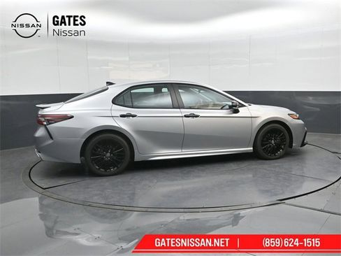 Used 2022 Toyota Camry SE image 3
