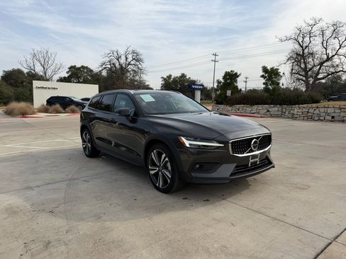 Certified 2025 Volvo V60 B5 Cross Country Plus image 7