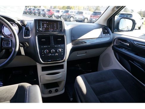 Used 2018 Dodge Grand Caravan SE w/ UConnect Hands-Free Group image 20