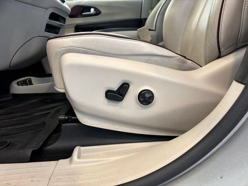 Used 2017 Chrysler Pacifica Limited FWD image 16