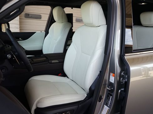 Used 2023 Lexus LX 600 4WD w/ Accessory Package (Z1) image 9