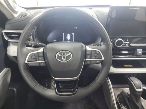 Used 2024 Toyota Highlander Platinum image 28