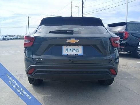 Used 2025 Chevrolet Trax LS w/ LS Convenience Package FWD image 8