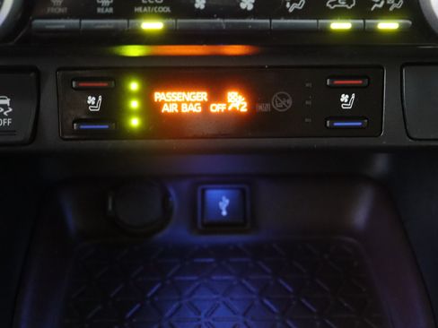 Used 2022 Toyota RAV4 Limited AWD/4WD image 22