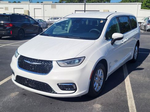 Used 2023 Chrysler Pacifica Touring-L FWD image 7