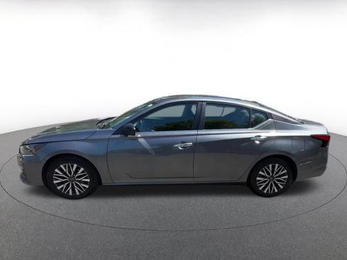 Used 2025 Nissan Altima 2.5 SV FWD image 9