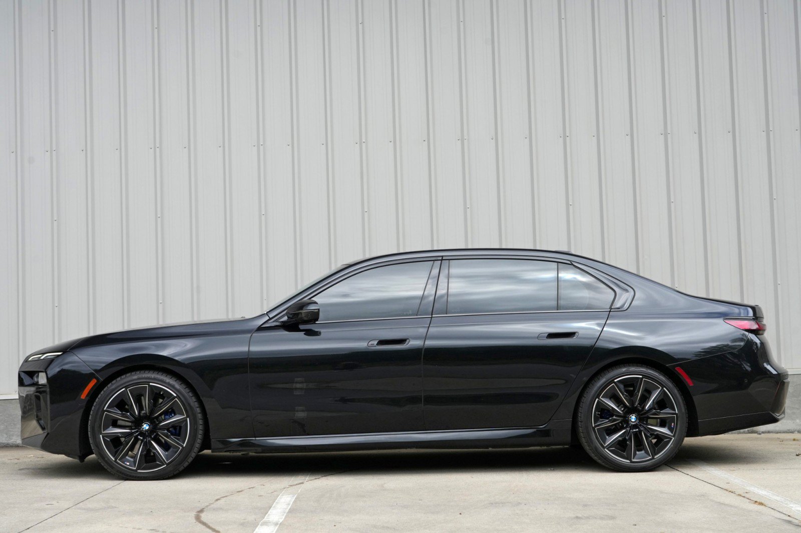 Used 2023 BMW 740i w/ Parking Assistance Package RWD image 9