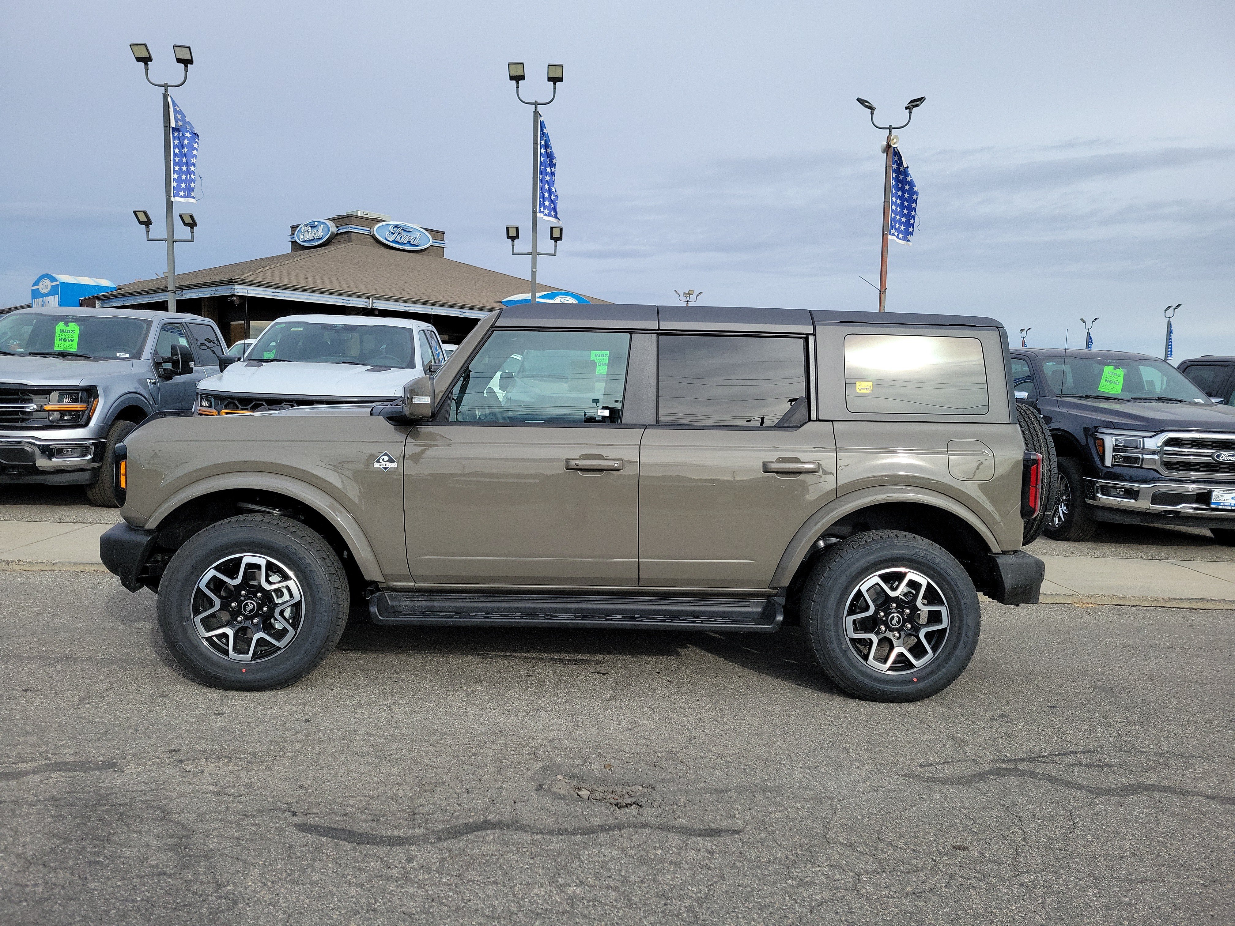 Used 2025 Ford Bronco Outer Banks AWD/4WD image 2