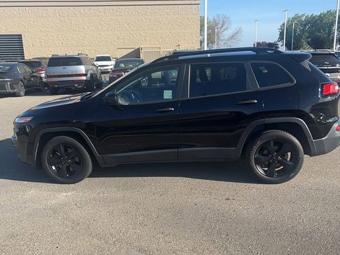 Used 2017 Jeep Cherokee Altitude image 3