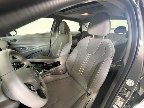 Certified 2025 Hyundai Elantra SEL FWD image 24