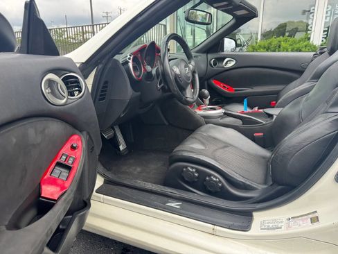 Used 2017 Nissan 370Z Touring Sport RWD image 10