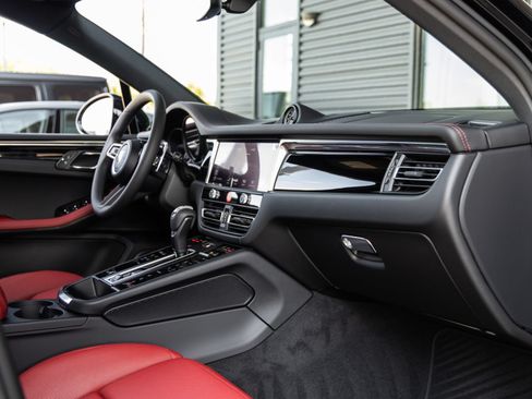 Certified 2025 Porsche Macan AWD/4WD image 45