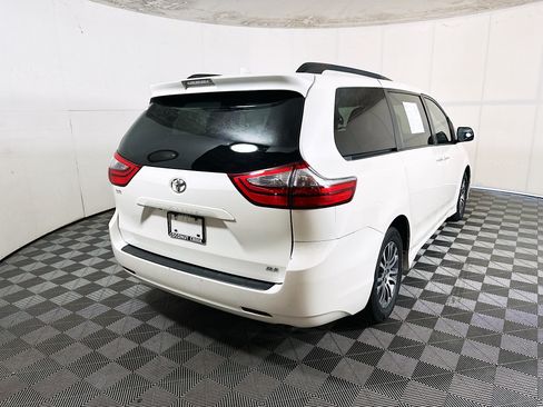 Used 2020 Toyota Sienna XLE FWD image 3