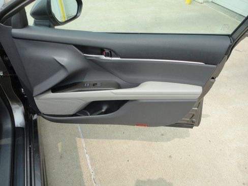 Used 2022 Toyota Camry SE image 16