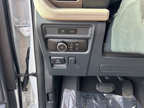 Used 2024 Ford Expedition Limited image 7