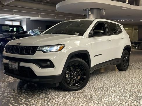 Used 2026 Jeep Compass Latitude AWD/4WD image 2