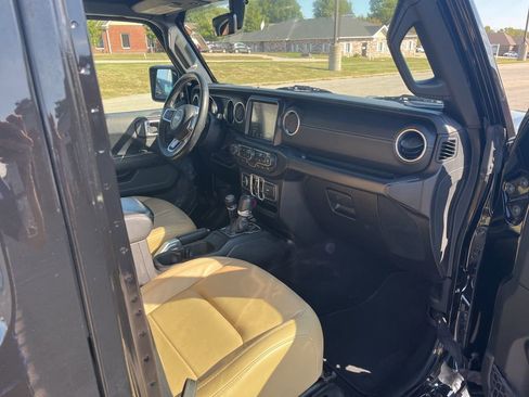 Used 2018 Jeep Wrangler Unlimited Sahara image 25
