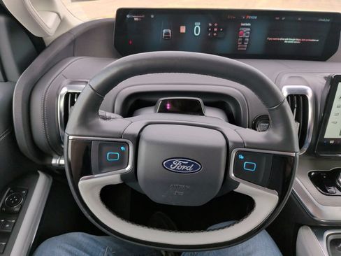 Certified 2025 Ford Expedition Platinum w/ Driver's Package AWD/4WD image 24