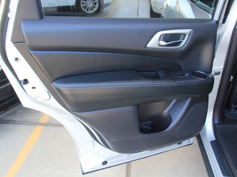 Used 2017 Nissan Pathfinder Platinum image 26