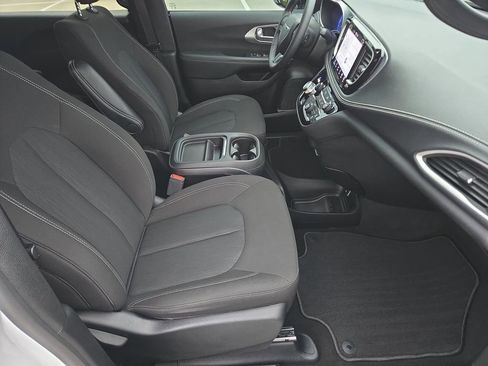 Used 2024 Chrysler Pacifica Touring image 16