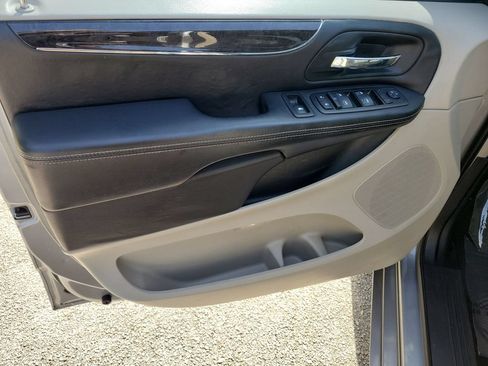 Used 2013 Chrysler Town & Country Touring-L w/ Driver Convenience Group FWD image 19
