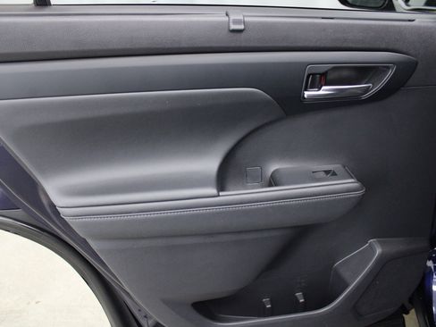 Used 2021 Toyota Highlander XLE image 18