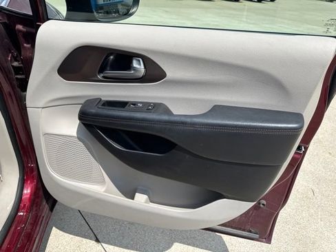 Used 2017 Chrysler Pacifica Touring FWD image 18