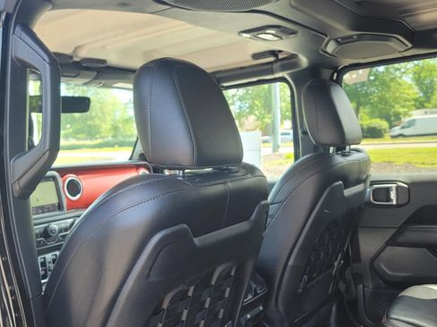 Used 2018 Jeep Wrangler Unlimited Rubicon w/ Dual Top Group AWD/4WD image 17
