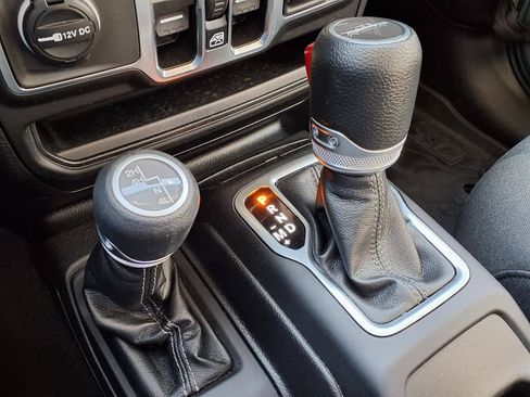 Used 2024 Jeep Gladiator Sport AWD/4WD image 17