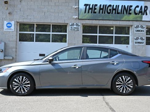 Used 2024 Nissan Altima 2.5 SV FWD image 2