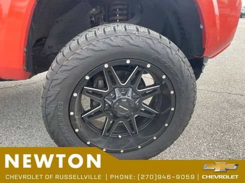 Used 2017 Toyota Tacoma TRD Sport AWD/4WD image 16