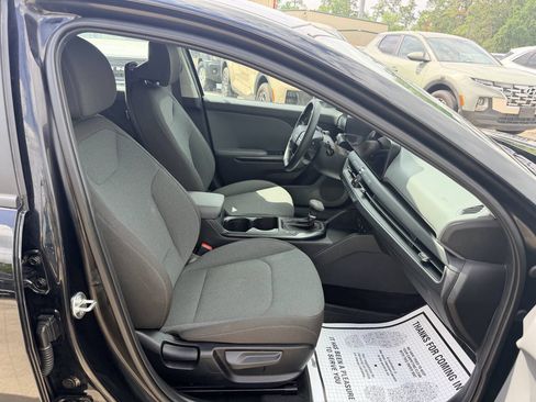 Used 2025 Kia K4 FWD image 23