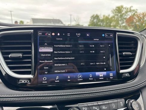 Used 2022 Chrysler Pacifica Limited w/ Uconnect Theater Family Group image 27