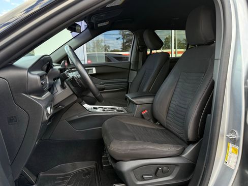 Used 2020 Ford Explorer XLT image 30